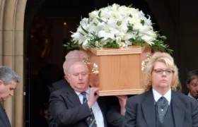 El féretro de roble con los restos de Hawking fue cubierto con un ramo de lirios blancos.