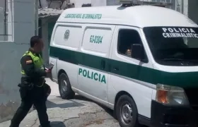Momentos que la Sijin de la Policía salía de la clínica donde falleció el turista extranjero.