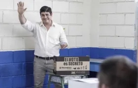 El Presidente electo Carlos Alvarado, luego de ejercer su derecho al voto.