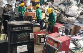 Así destruyó Coljuegos las máquinas tragamonedas que evadían recursos para la salud.