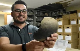 El profesor Javier Rivera, antropólogo de la Universidad Nacional y Doctorado en Arqueología sostiene una pieza de cerámica.