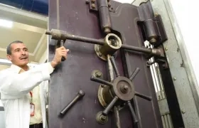 Elkin Núñez Cabarcas al lado de la centenaria puerta que dio origen a la 'Puerta de Oro' de Colombia.