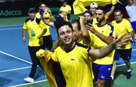 Alejandro González, festejando el triunfo con la delegación colombiana.