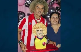 El exfutbolista Carlos Valderrama con el pudín.