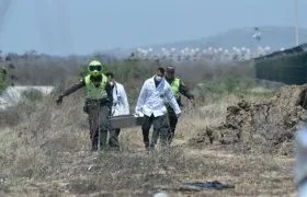 Momento del levantamiento del cuerpo hallado por una trocha en la Circunvalar.