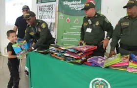 Momentos de la entrega de los kits escolares.