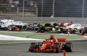 Sebastian Vettel lleva la delantera frente a los demás corredores. 