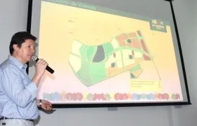 Juan Solano, presentando el proyecto Alameda del Río.