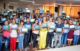 La Secretaria de Educación Tulia Mosquera, con los docentes beneficiados.