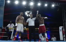 Cristian Salcedo celebrando la victoria y el pase a cuartos de final.