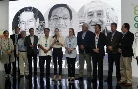 La periodista ecuatoriana Gabriela Vivanco (c) lee una declaración en la que anuncia un trabajo conjunto sobre la situación en la frontera