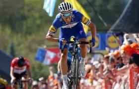 El francés Julian Alaphilippe coronando el Muro de Huy. 