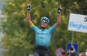 Luis León Sánchez se impone en la meta. 