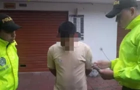  El caricaturista Julio César González, conocido como "Matador", fue amenazado por  Ariel Ortega (centro).