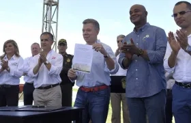 El Presidente Juan Manuel Santos, tras la firma del acta.