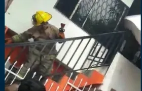Un voraz incendio destruyó una vivienda en un segundo piso