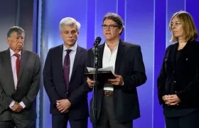 Gustavo Bell junto delegados del equipo de paz.