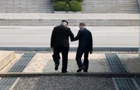 Los líderes cruzaron la línea de demarcación agarrados de la mano.