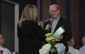 Bibiana Rincón, Secretaria de Educación Distrital entregó condecoración al Colegio San José de parte de la Alcaldía.