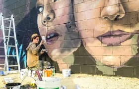 Artista creando mural para el evento de Killart.