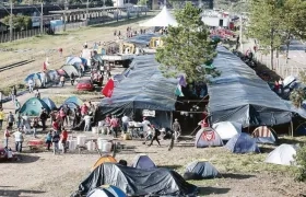 Decenas de simpatizantes de Lula acampan cerca de la Superintendencia de la Policía Federal de Curitiba.