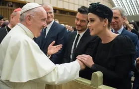 Momento en que el Papa Francisco saluda a los artistas Orlando Bloom y Katy Perry.