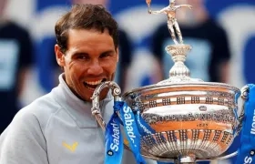 Rafael Nadal con el trofeo Conde de Godó.
