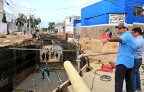 El Alcalde Alejandro Char inspeccionando las obras de canalización.