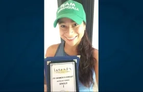 María Fernanda Herazo, tenista barranquillera, con el trofeo de ganadora. 