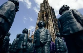 Presentan al físico con semblante pensativo y con una mano en el bolsillo del pantalón, como si fuera un paseante más de la ciudad.