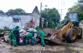 Basura y residuos recogidos en Soledad en los barrios afectados tras el aguacero del sábado.