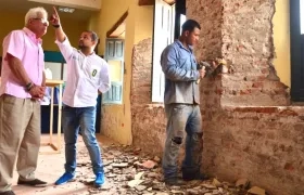 El Alcalde Joao Herrera y el Secretario de Cultura Jair Niebles, inspeccionando los trabajos.