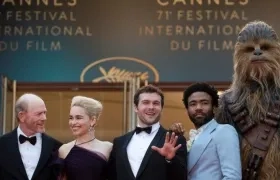 Actores de la cinta en la alfombra roja del evento.