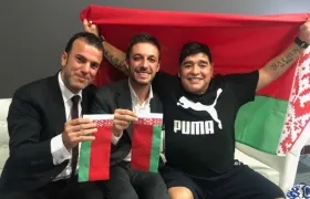 Maradona después de firmar el contrato con los directivos del equipo.