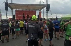 Carrera atlética Desafío Bodytech en el punto de partida en la Avenida El Río.