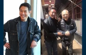 El antes y ahora, a la derecha con gafas, al lado de un fans.