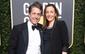 El actor Hugh Grant y su novia Anna Eberstein.