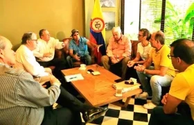 El Alcalde Alejandro Char analizando el futuro del teatro Amira de la Rosa.