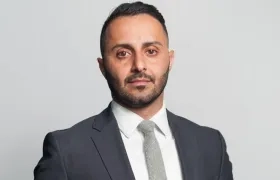 Fotografía cedida por Avicanna Inc. que muestra al presidente de la compañía, Aras Azadian, en un laboratorio de la empresa en Toronto (Canadá).  