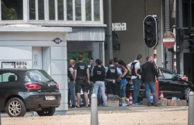 Agentes de policía belgas forman un cordón policial en el lugar de un tiroteo en Lieja, Bélgica, hoy, 29 de mayo