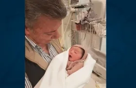 El Presidente Juan Manuel Santos y su nieta Celeste.