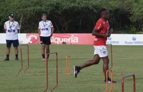 Iván Rivas en entrenamiento siendo observado por el técnico Julio Comesaña.