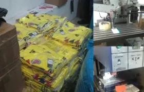 Camisetas y máquinas incautadas. 