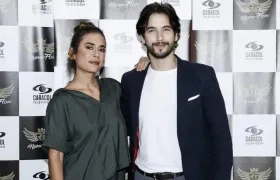 Los actores Carolina Ramírez y Carlos Torres protagonistas de 'La reina del flow'.
