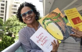 Karla Flórez con algunos de sus trabajos publicados.