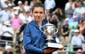 Simona Halep, tenista rumana, con el trofeo de Roland Garros.