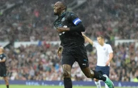 Usain Bolt celebrando su gol. 