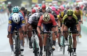 Sonny Colbrelli ganó por muy poco a Fernando Gaviria y a Peter Sagan.