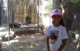 El oso 'Chucho' con su jefa de campaña, Ámbar Ordosgoitia Díaz.