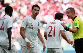 Mark Geiger hablando con jugadores portugueses, entre ellos Pepe. 